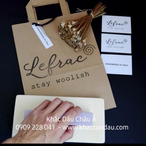 Con dấu đóng lên túi giấy đựng hàng